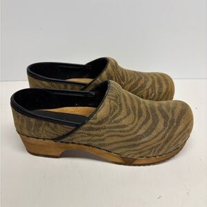 Sanita Women’s Zebra Print Professional Clogs Size 7.5(38)